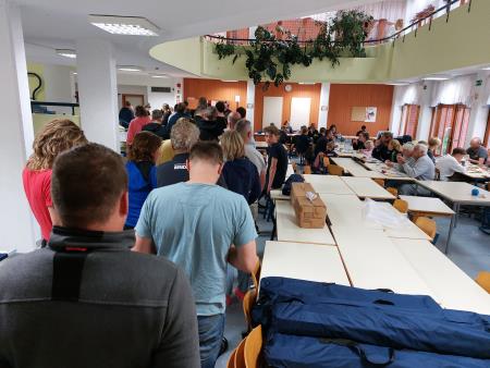 čakanje na toplo hrano 